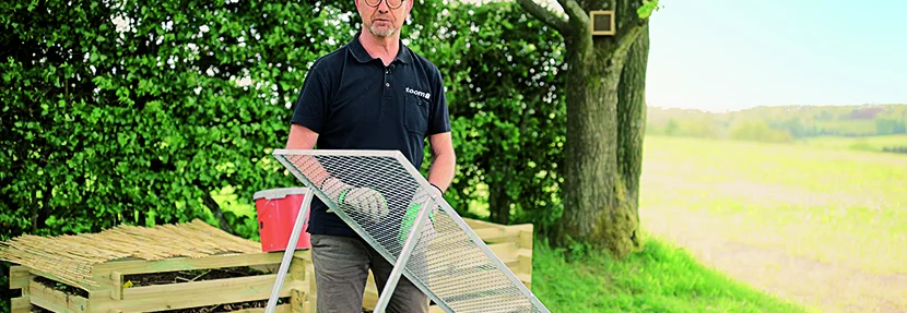 Person sieben Kompost